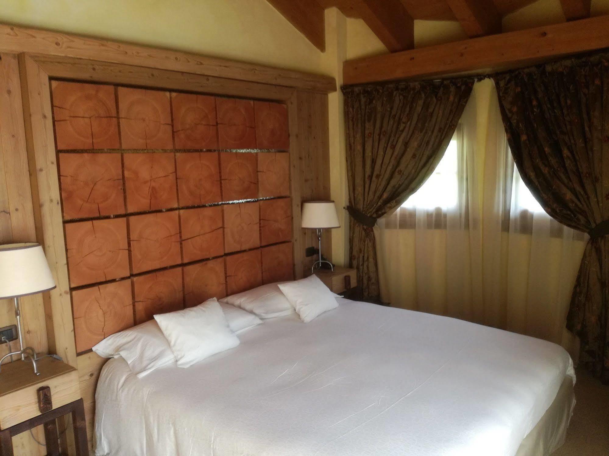 Hotel Bait De Angial Λιβίνιο Εξωτερικό φωτογραφία